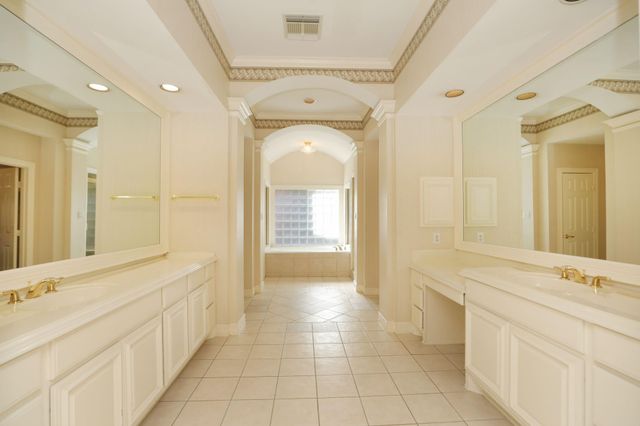 106 N Wynden Estates Court, Houston, TX 77056