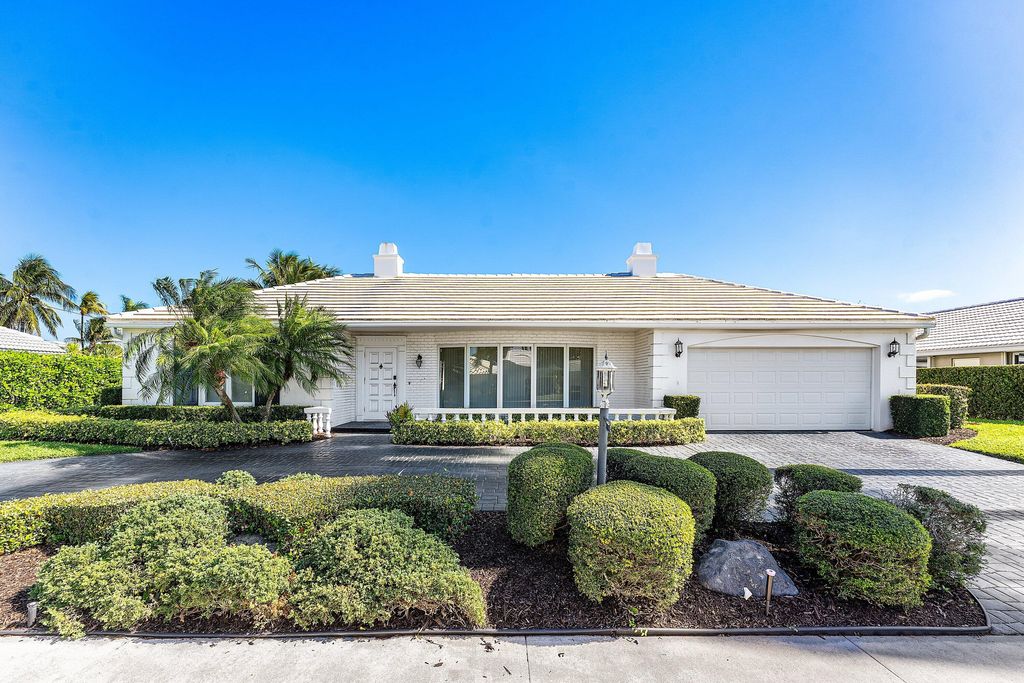 Image 1 of property listing at 950 SW Mulberry Way, Boca Raton, FL 33486