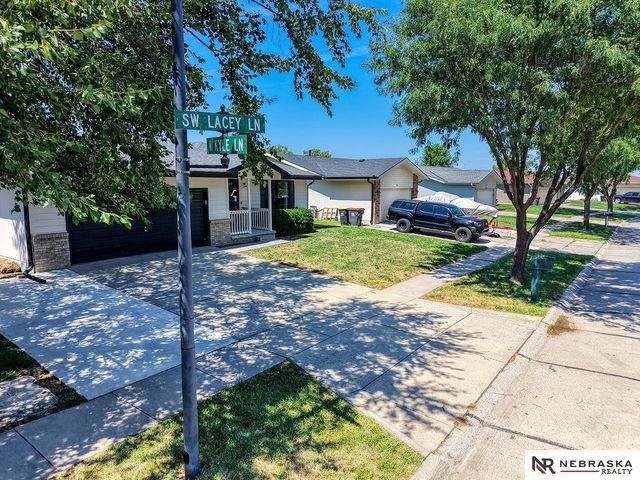 1541 SW Lacey Lane, Lincoln, NE 68522