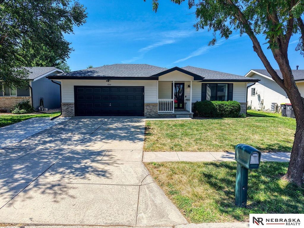 1541 SW Lacey Lane, Lincoln, NE 68522