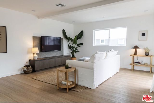 623 N Mariposa Avenue, Los Angeles, CA 90004