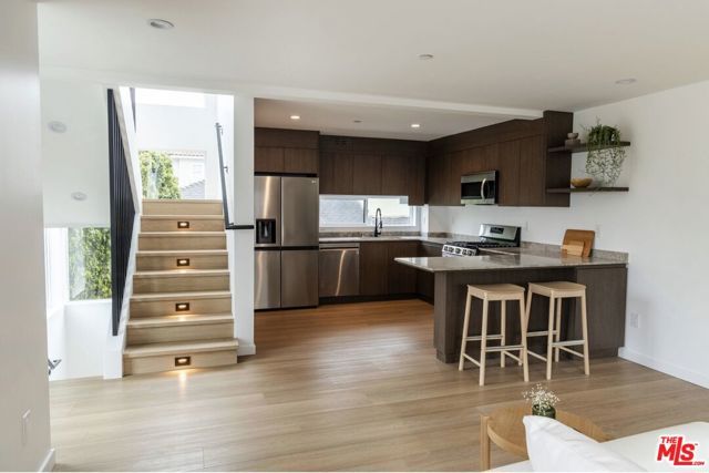 623 N Mariposa Avenue, Los Angeles, CA 90004