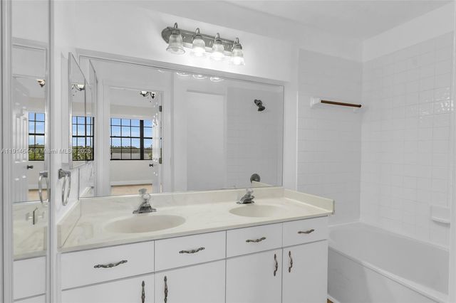 15563 N Miami Lakeway N, Miami Lakes, FL 33014