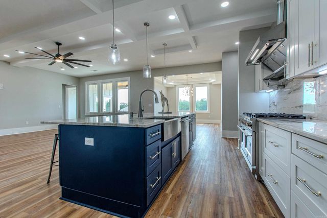 7921 Kanis Oaks Dr, Little Rock, AR 72204