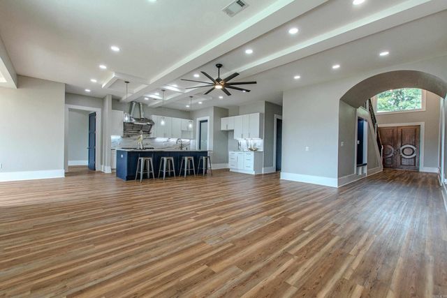 7921 Kanis Oaks Dr, Little Rock, AR 72204