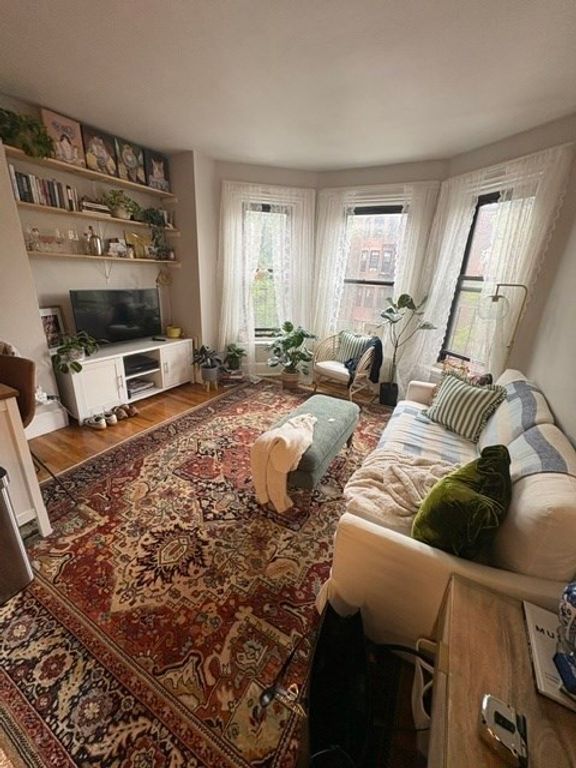 221 Newbury St 3R, Boston, MA 02116