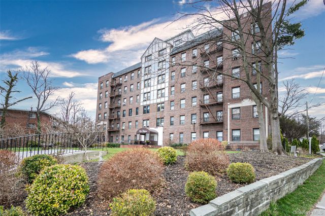 37 Brompton Road 1F, Great Neck, NY 11021