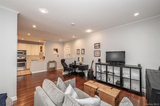 37 Brompton Road 1F, Great Neck, NY 11021