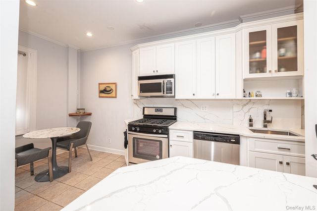 37 Brompton Road 1F, Great Neck, NY 11021