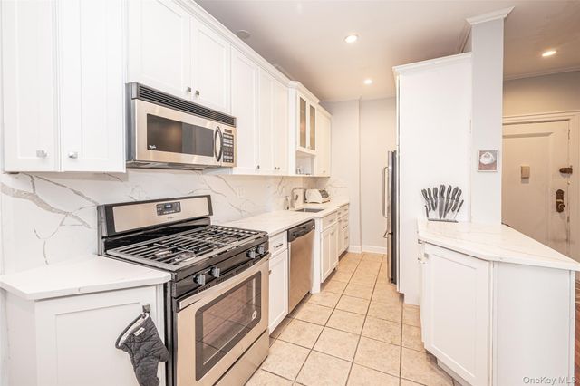 37 Brompton Road 1F, Great Neck, NY 11021