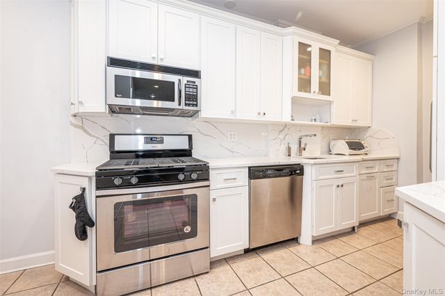 37 Brompton Road 1F, Great Neck, NY 11021