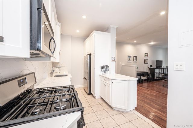 37 Brompton Road 1F, Great Neck, NY 11021