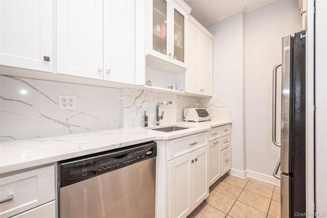 37 Brompton Road 1F, Great Neck, NY 11021