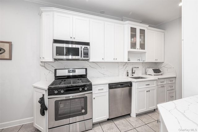 37 Brompton Road 1F, Great Neck, NY 11021