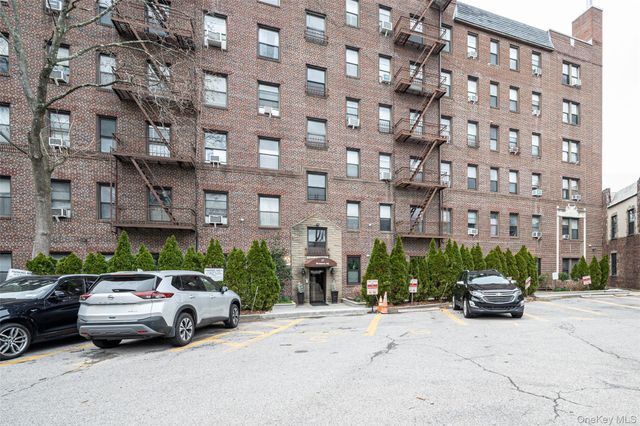 37 Brompton Road 1F, Great Neck, NY 11021