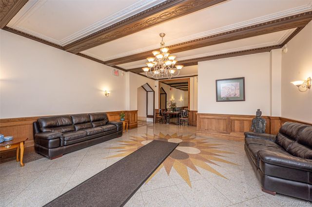 37 Brompton Road 1F, Great Neck, NY 11021