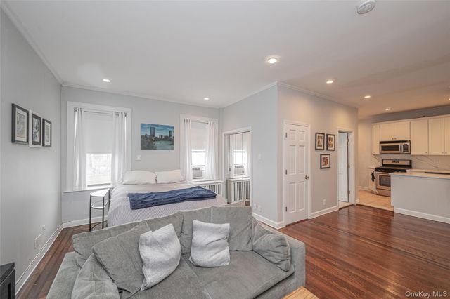 37 Brompton Road 1F, Great Neck, NY 11021