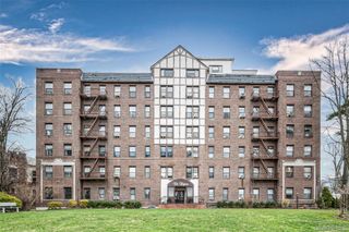 37 Brompton Road 1F, Great Neck, NY 11021