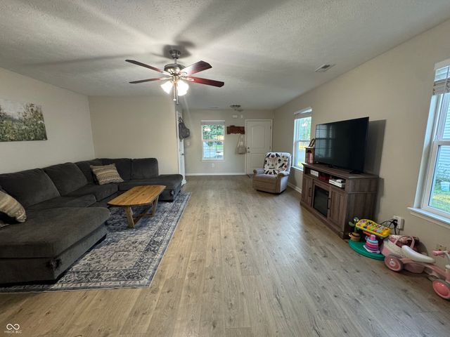 155 Thistlewood Drive, Greenfield, IN 46140