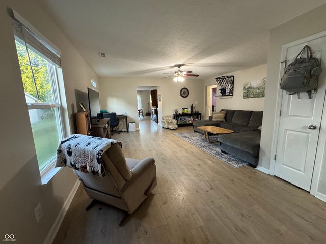 155 Thistlewood Drive, Greenfield, IN 46140