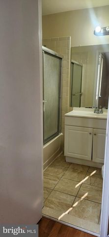 82 CHATHAM CT, East Windsor, NJ 08520