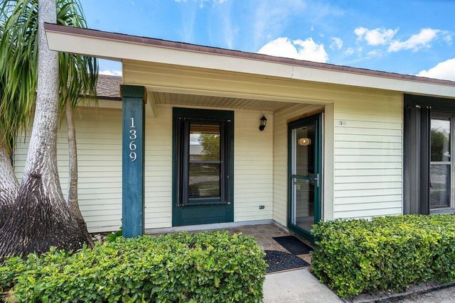 1369 Riverside Circle, Wellington, FL 33414