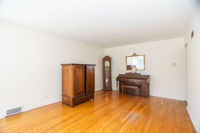 7118 N Merrimac Avenue, Chicago, IL 60646