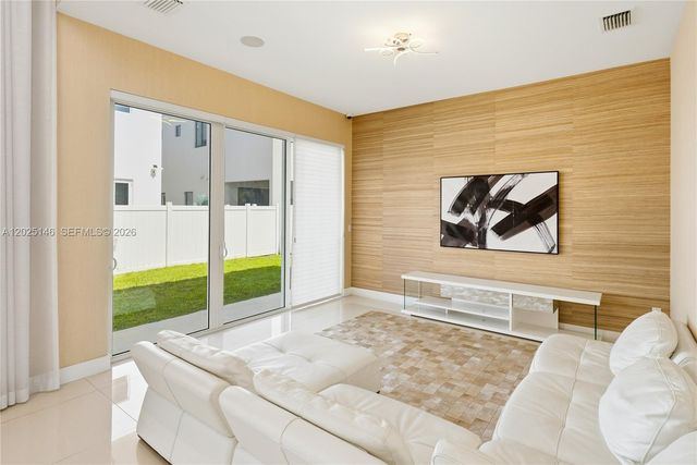 7525 NW 103rd Pl, Doral, FL 33178