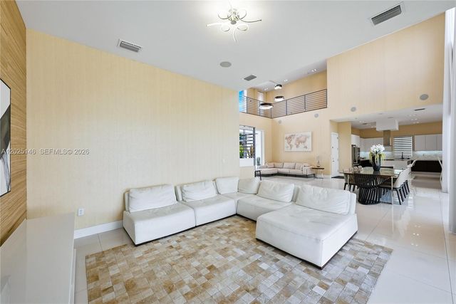 7525 NW 103rd Pl, Doral, FL 33178