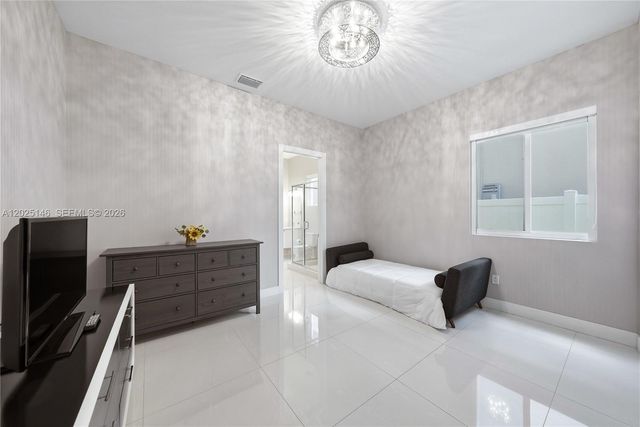 7525 NW 103rd Pl, Doral, FL 33178