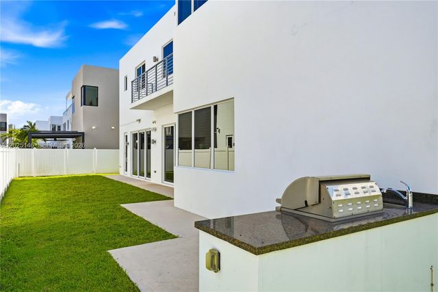 7525 NW 103rd Pl, Doral, FL 33178