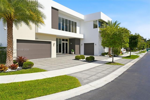 7525 NW 103rd Pl, Doral, FL 33178