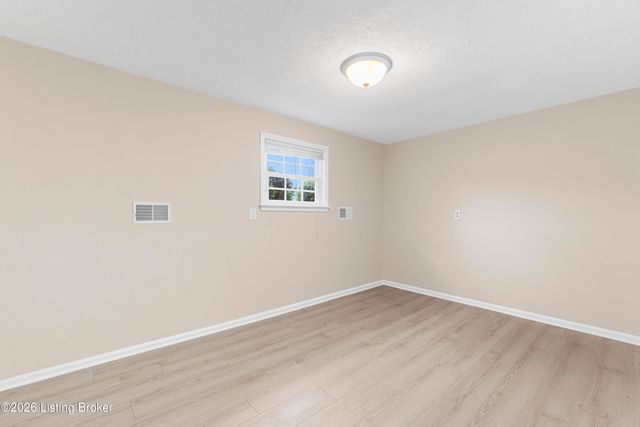 7524 Jamaica Dr, Louisville, KY 40214