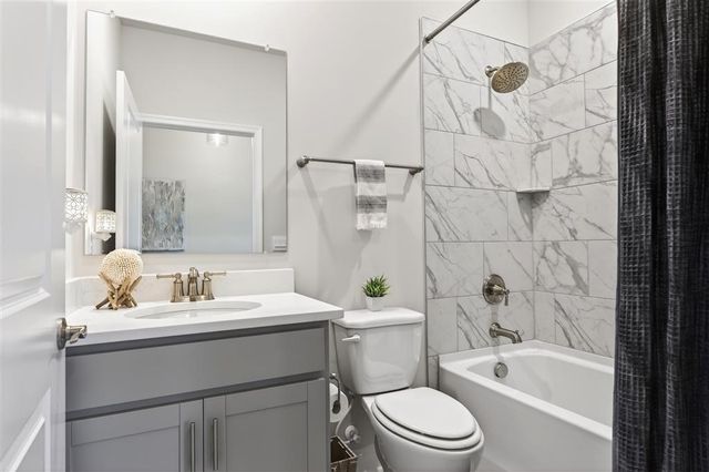 20 AVONWOODS CT, Staunton, VA 24401