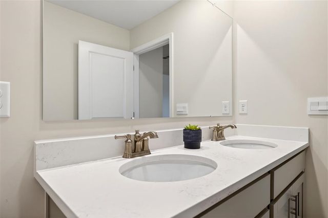 20 AVONWOODS CT, Staunton, VA 24401