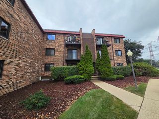 1761 W Algonquin Road 1B, Mount Prospect, IL 60056