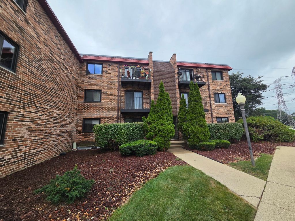1761 W Algonquin Road 1B, Mount Prospect, IL 60056