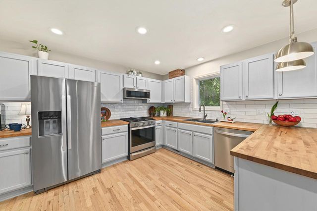 412 E Red Pine CIRCLE, Dousman, WI 53118