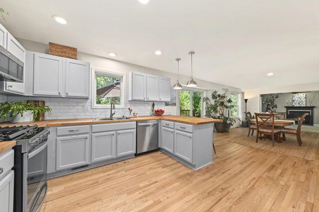 412 E Red Pine CIRCLE, Dousman, WI 53118