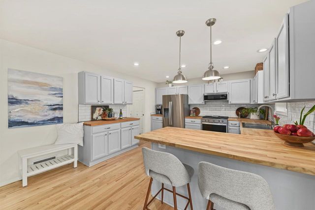 412 E Red Pine CIRCLE, Dousman, WI 53118