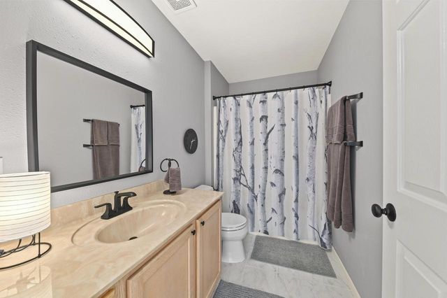 412 E Red Pine CIRCLE, Dousman, WI 53118