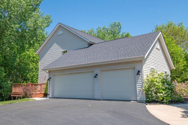 412 E Red Pine CIRCLE, Dousman, WI 53118