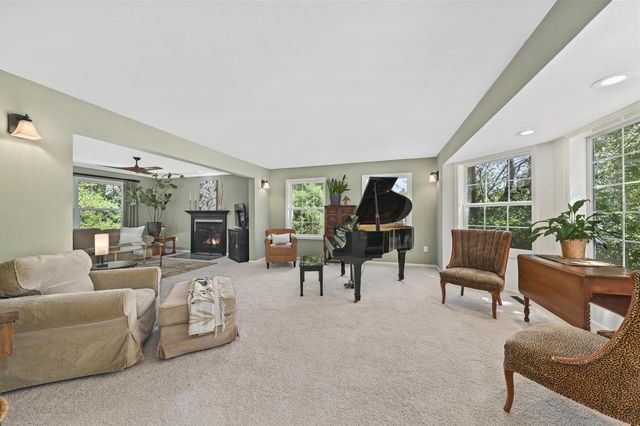 412 E Red Pine CIRCLE, Dousman, WI 53118