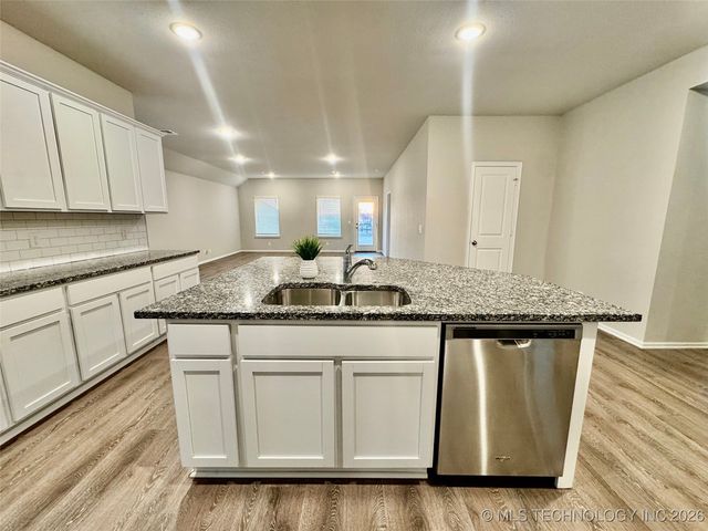 11424 S 282nd East Avenue S, Coweta, OK 74429