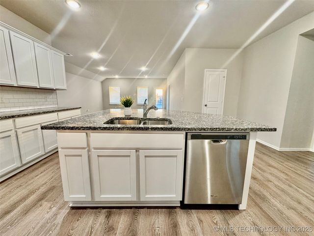 11424 S 282nd East Avenue S, Coweta, OK 74429