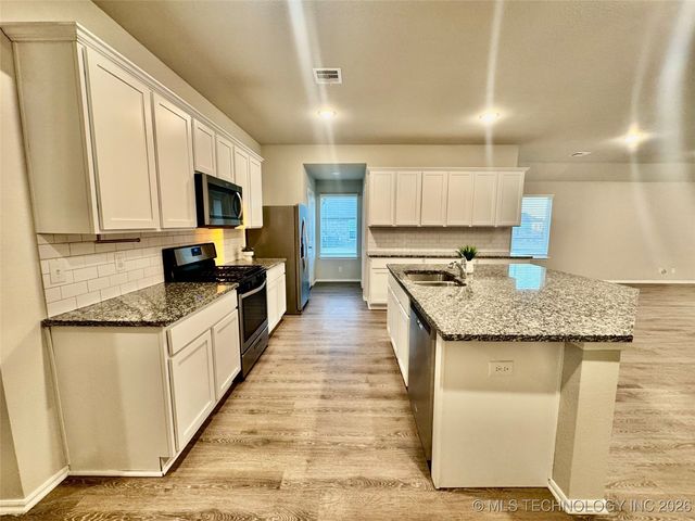 11424 S 282nd East Avenue S, Coweta, OK 74429