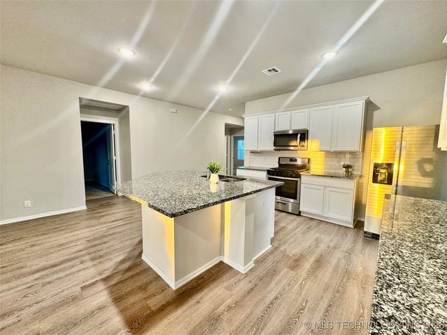 11424 S 282nd East Avenue S, Coweta, OK 74429