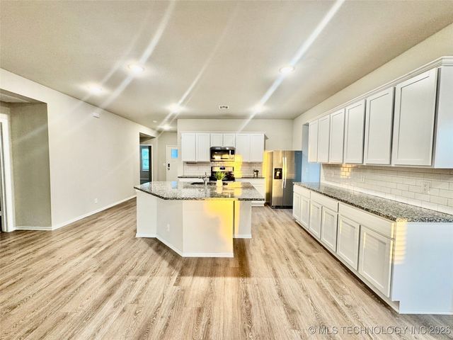 11424 S 282nd East Avenue S, Coweta, OK 74429