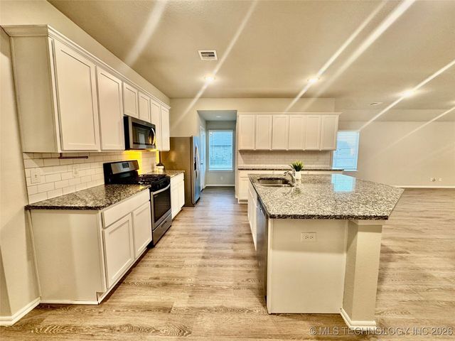 11424 S 282nd East Avenue S, Coweta, OK 74429