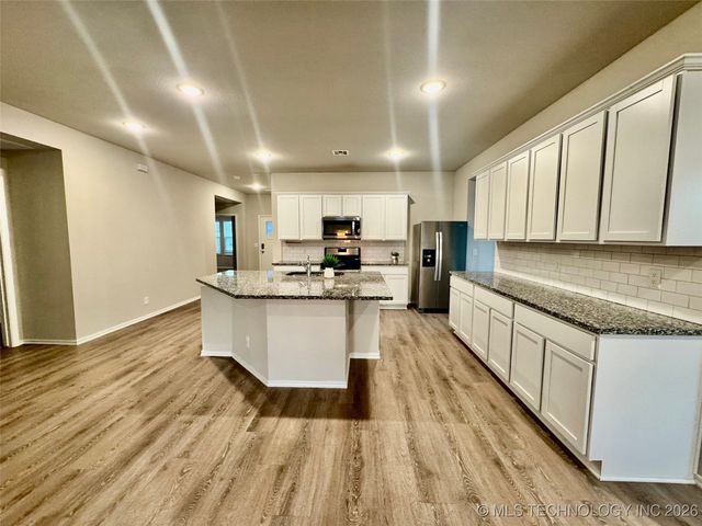 11424 S 282nd East Avenue S, Coweta, OK 74429